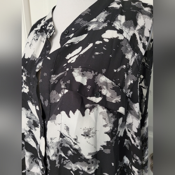 Spense Woman Plus Size Black and White Graphic Print Sleveless Tunic Blouse - 2 - Picture 3 of 10